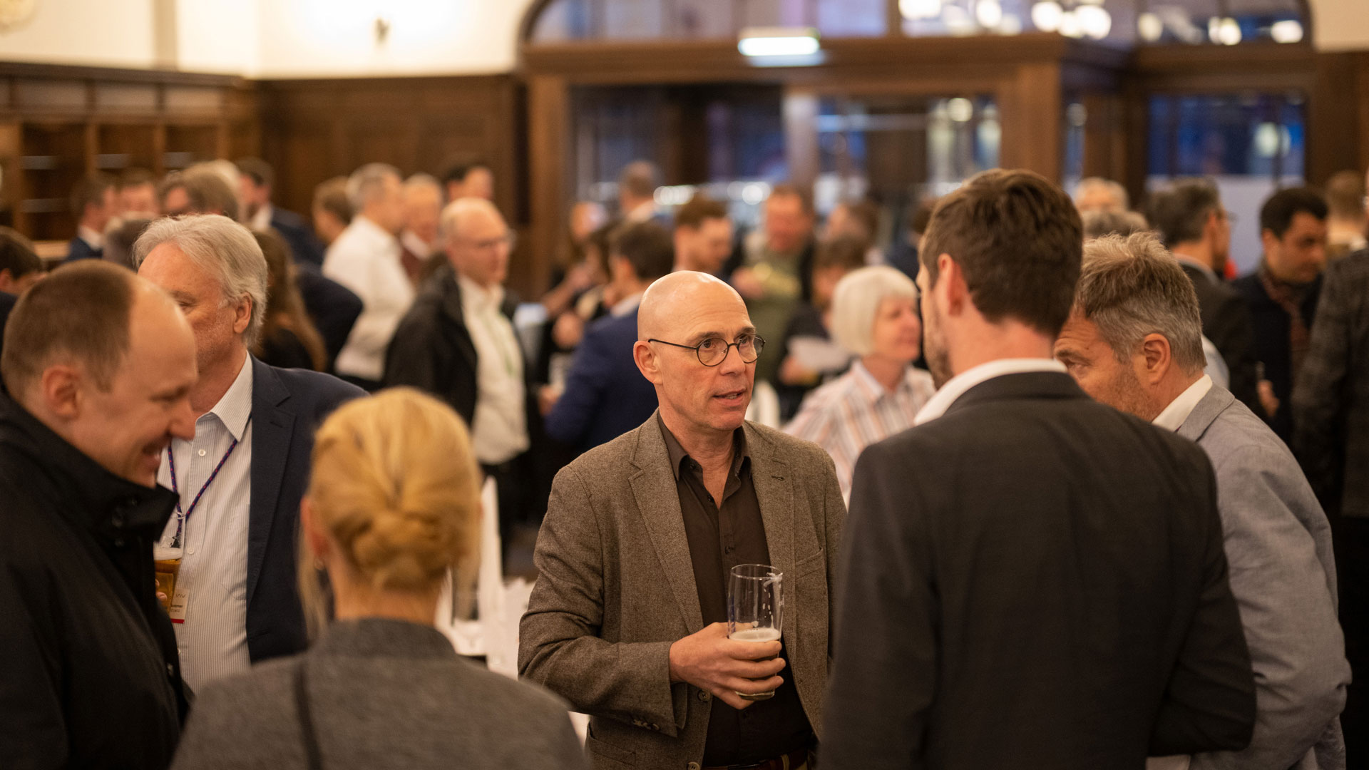 Konferenzteilnehmer unterhalten sich beim Networking-Abendevent. 