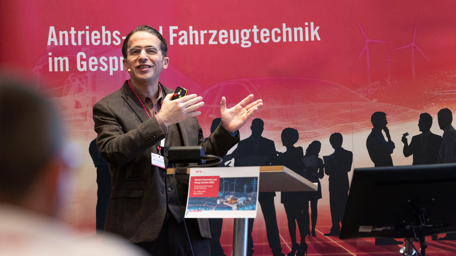 Referent während seines Vortrags am Rednerpult
