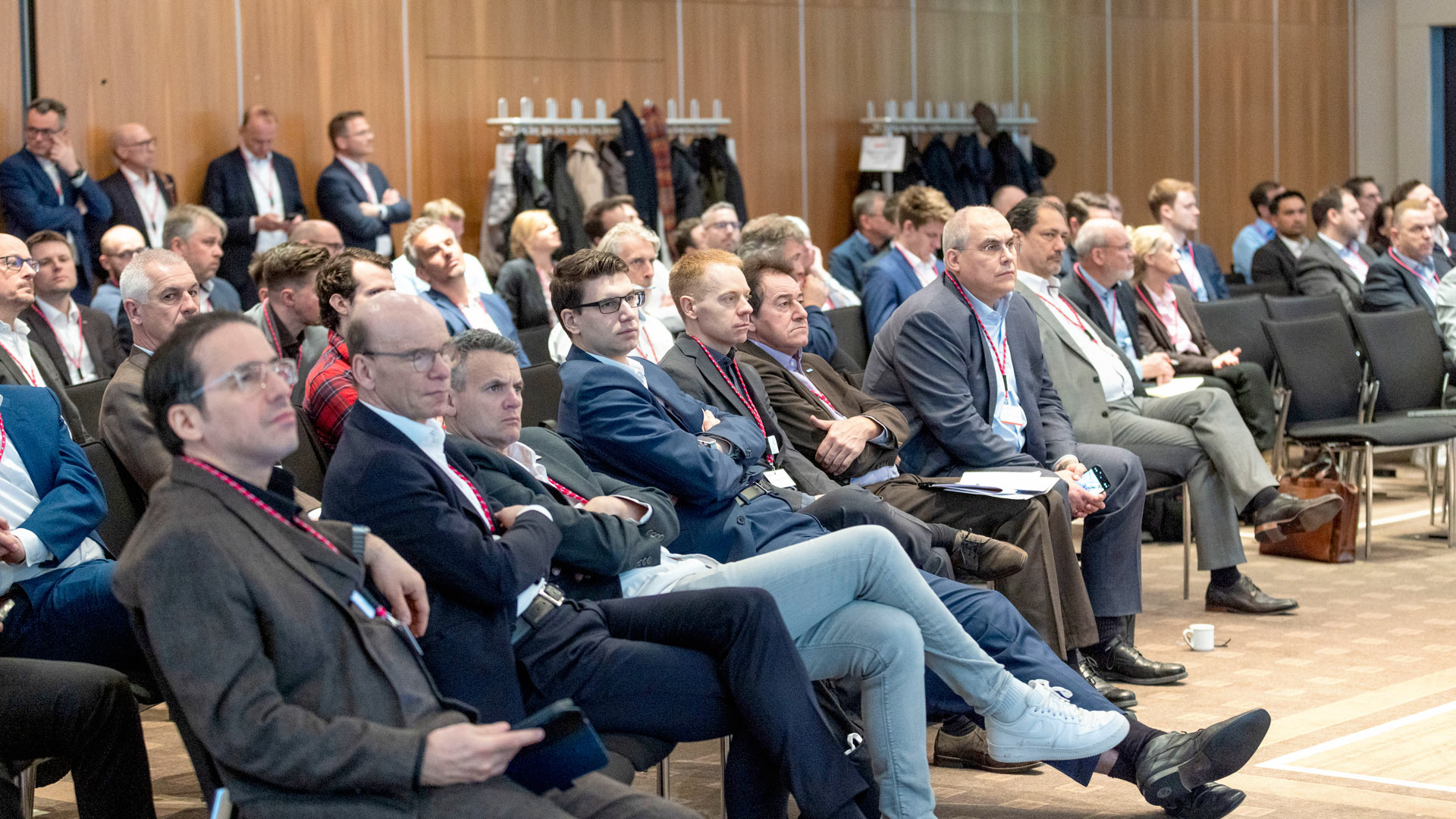 Konferenzteilnehmer sitzend im Plenum. 