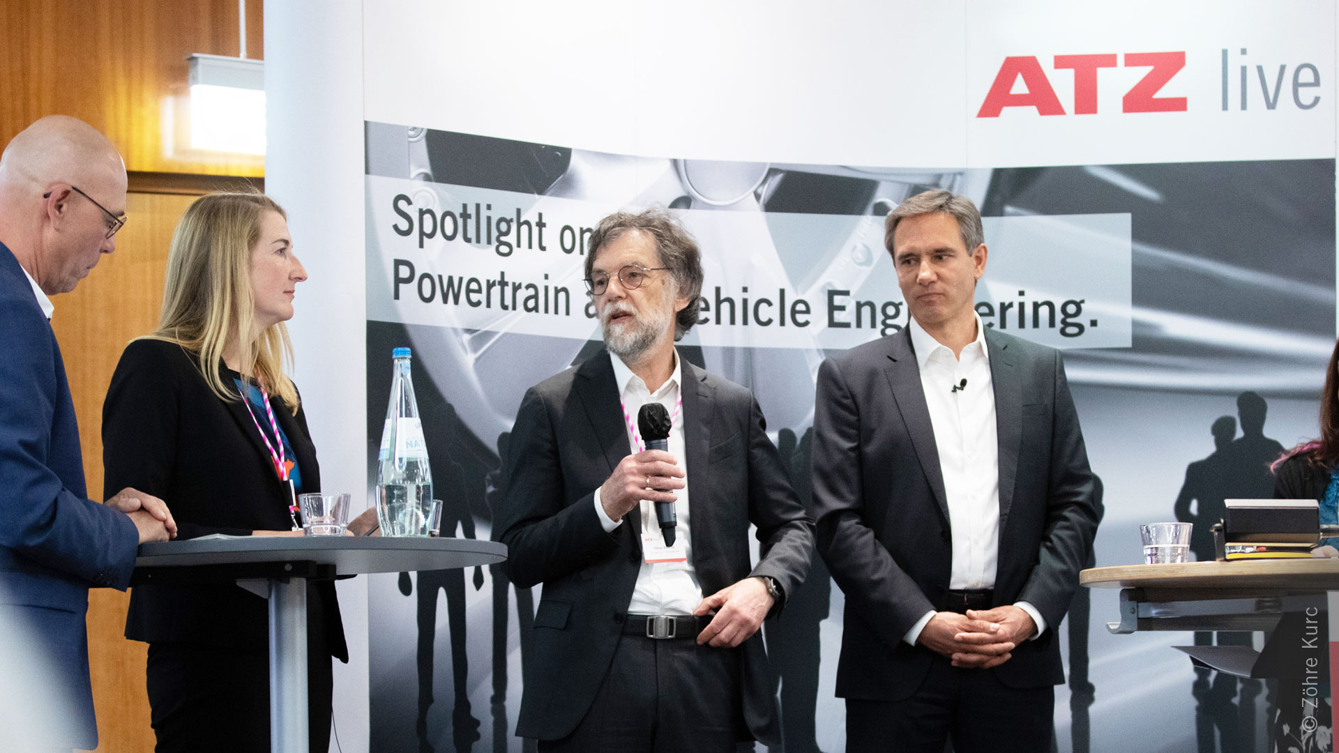 Podiumsdiskussion mit mehreren Konferenzbeteiligten. 
