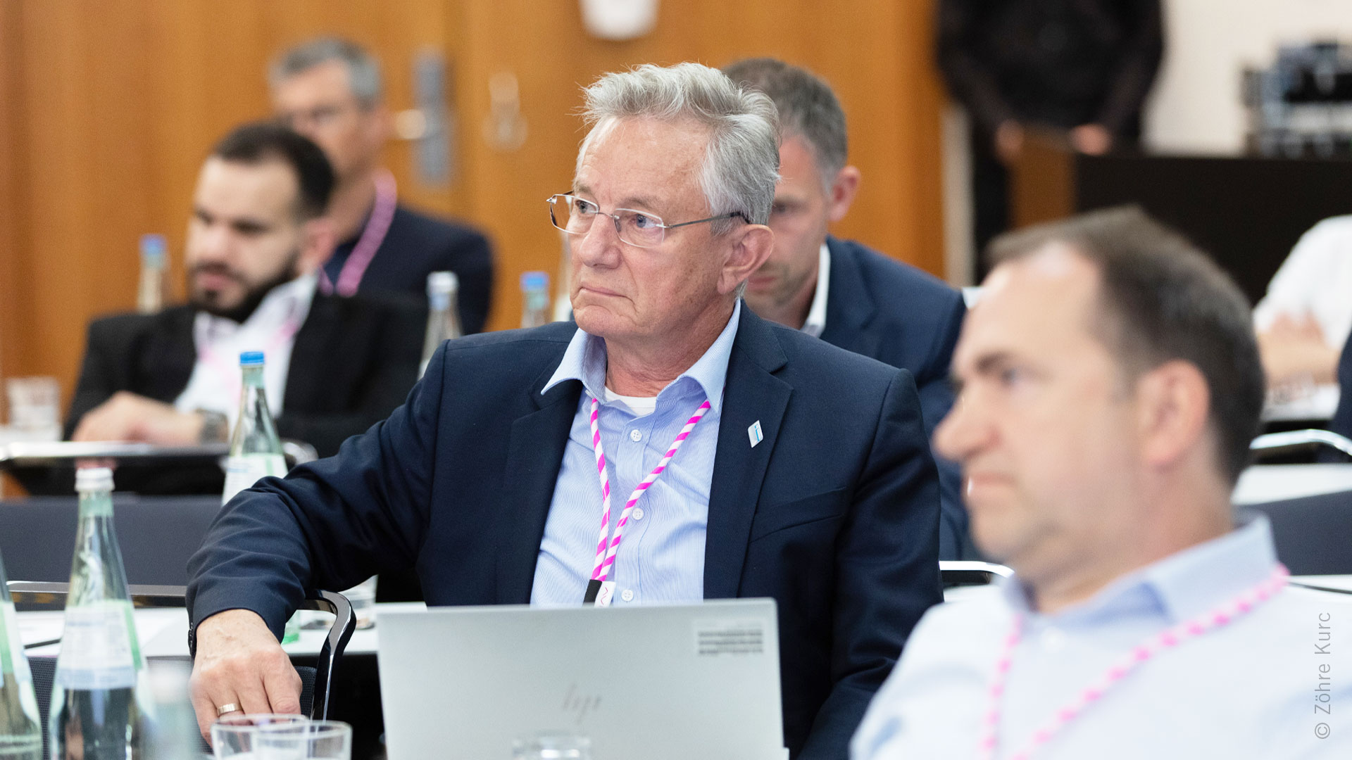 Konferenzteilnehmer sitzend im Plenum 