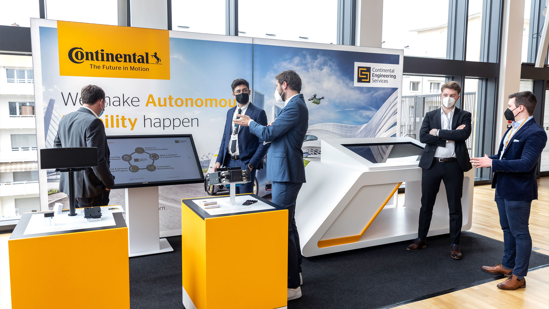Fünf Herren im Gespräch am Ausstellungsstand von Continental.
