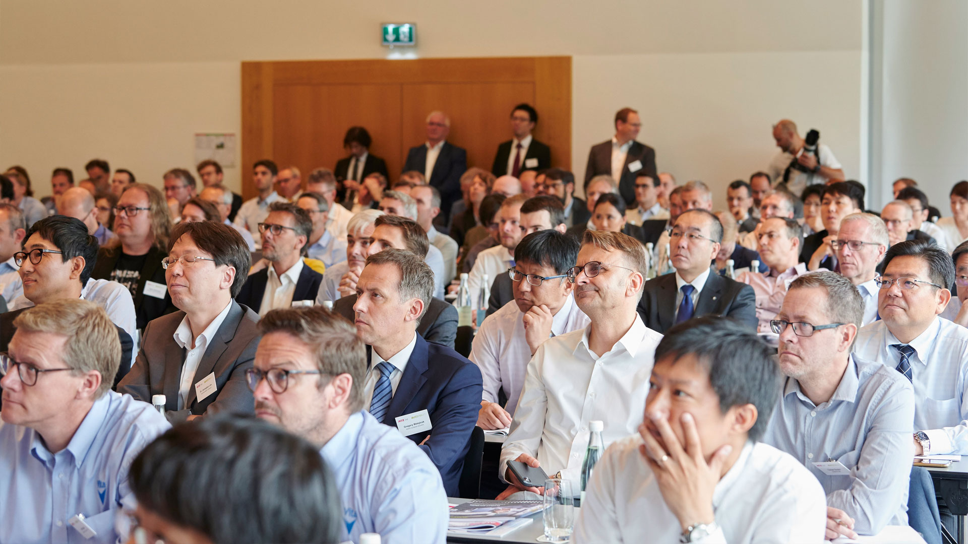 Konferenzteilnehmer sitzend im Plenum 