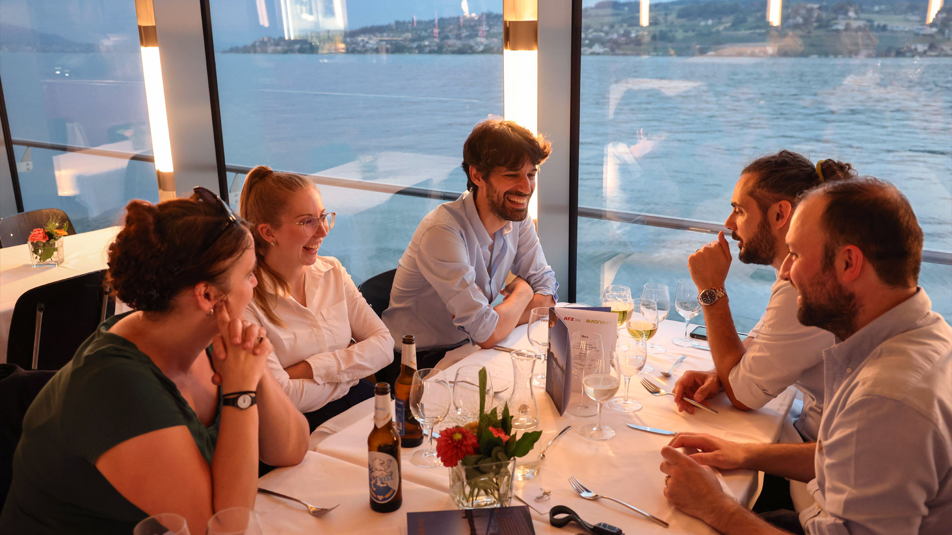  Mehrere Konferenzteilnehmde auf Ausflugsboot auf dem Zürich See. 