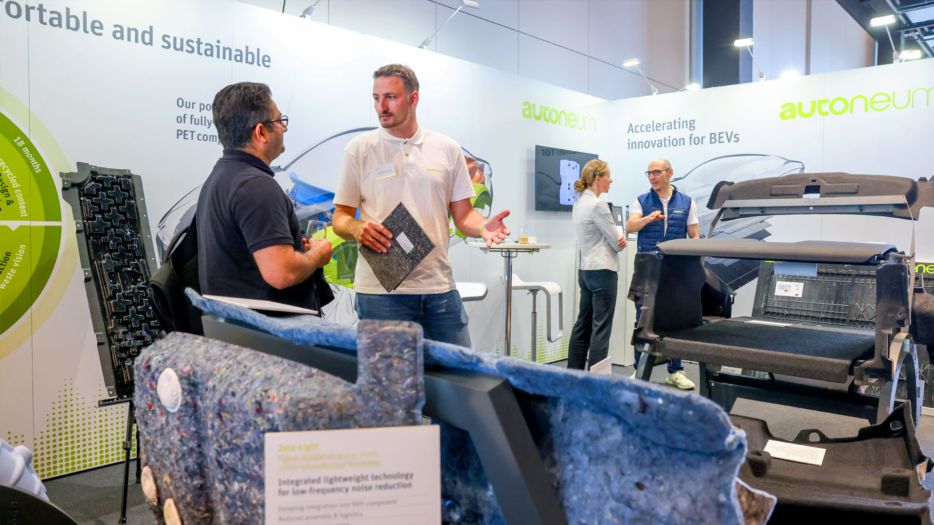 Zwei Herren im Gespräch am Ausstellungsstand von Autoneum.