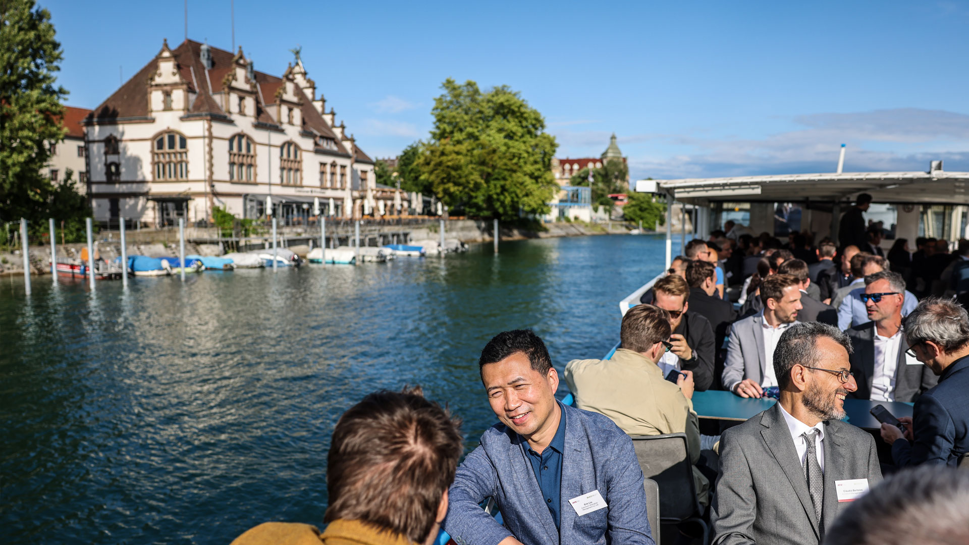 Konferenzteilnehmer unterhalten sich beim Networking-Abendevent – einer Bootstour auf dem Bodensee. 