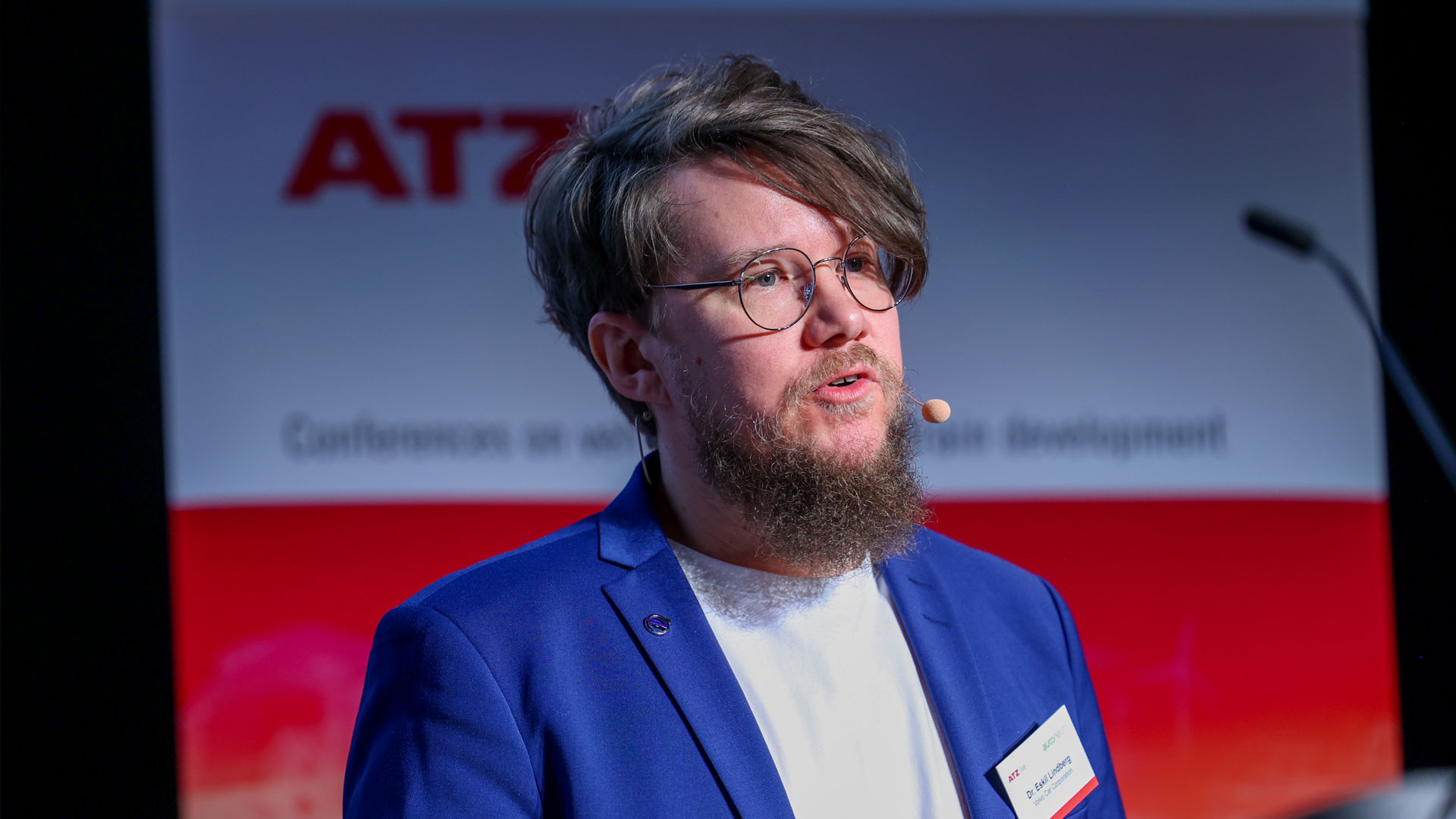 Referent während seines Vortrags am Rednerpult