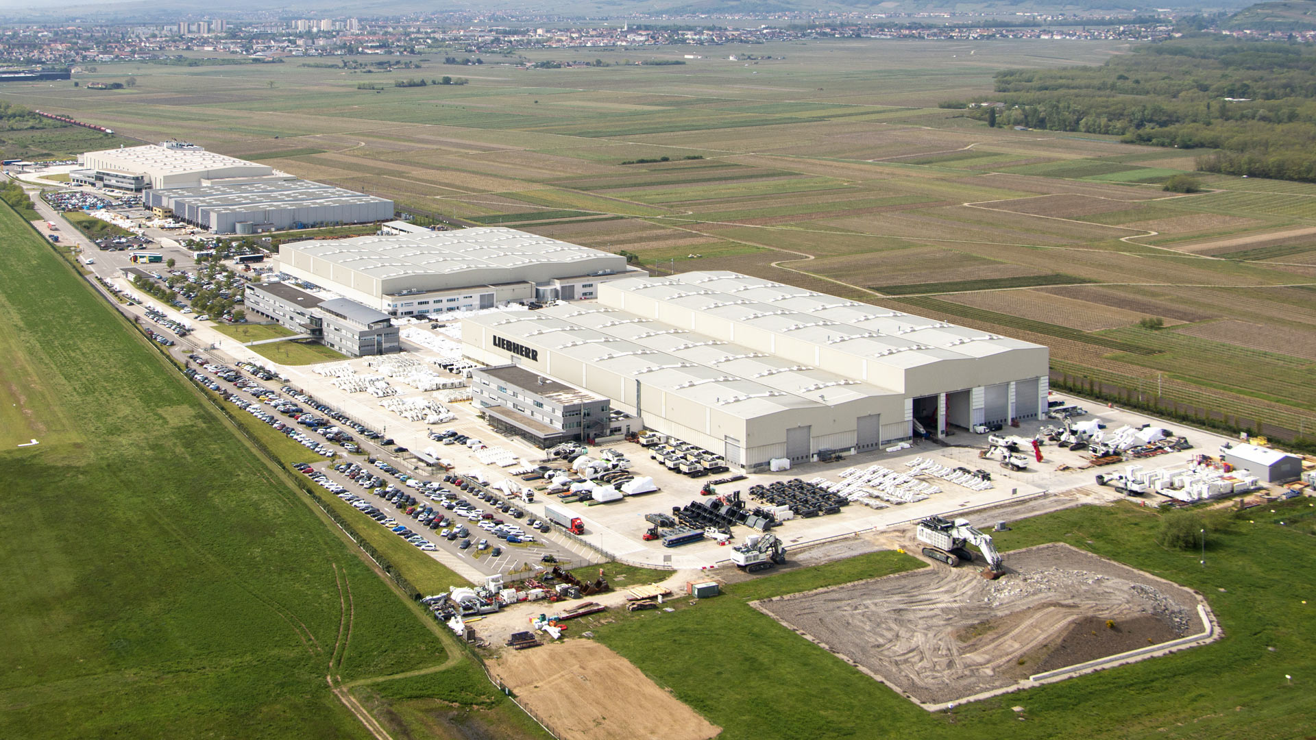 Luftaufnahme des Liebherr-Mining Equipment Colmar SAS-Werks 