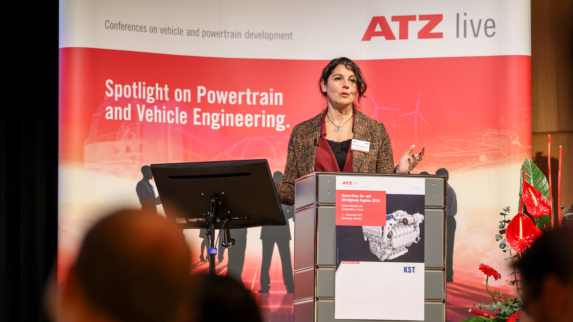 Referentin während ihres Vortrags am Rednerpult