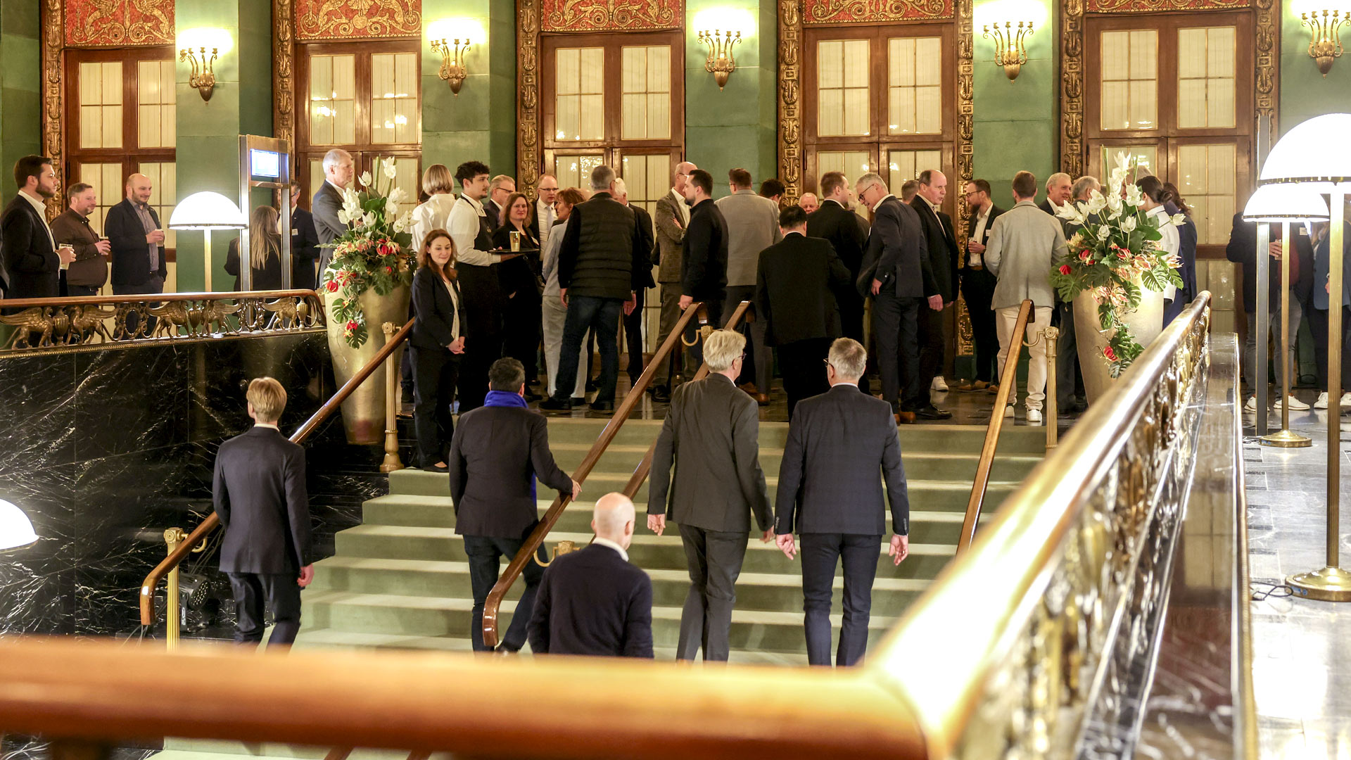 Konferenzteilnehmer versammeln sich im Kurhaus zum Abendevent. 