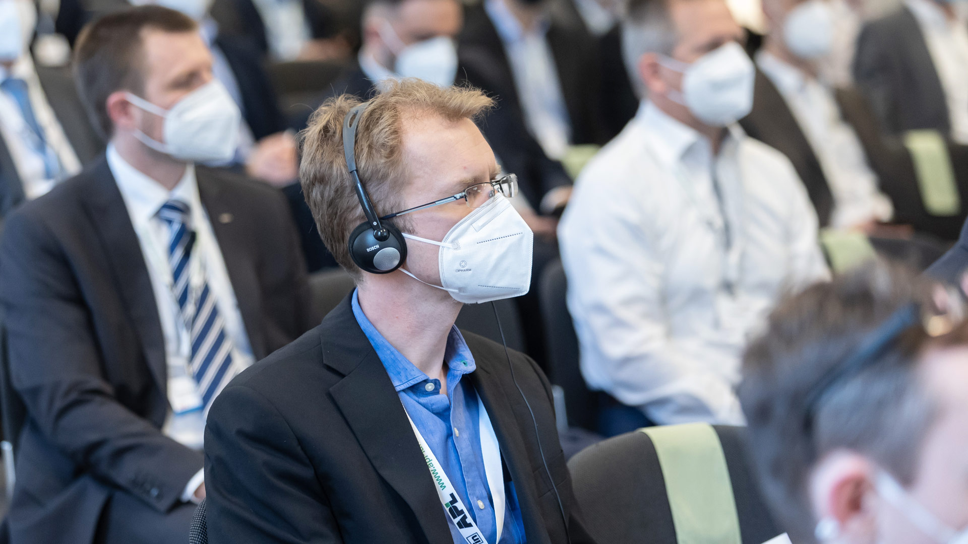 Konferenzteilnehmer sitzend im Plenum 
