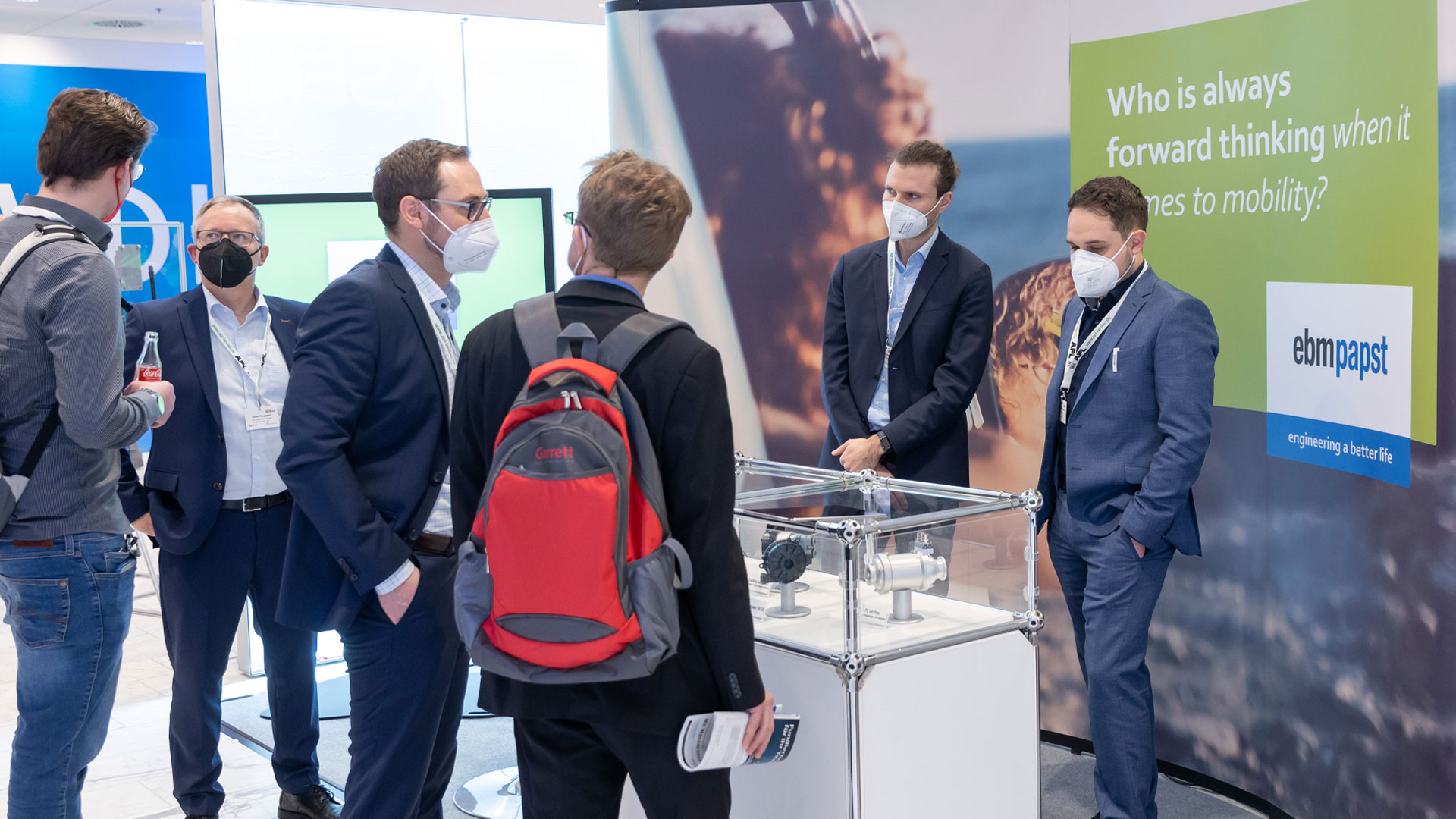 Mehrere Herren im Gespräch am Ausstellungsstand von ebm Papst.