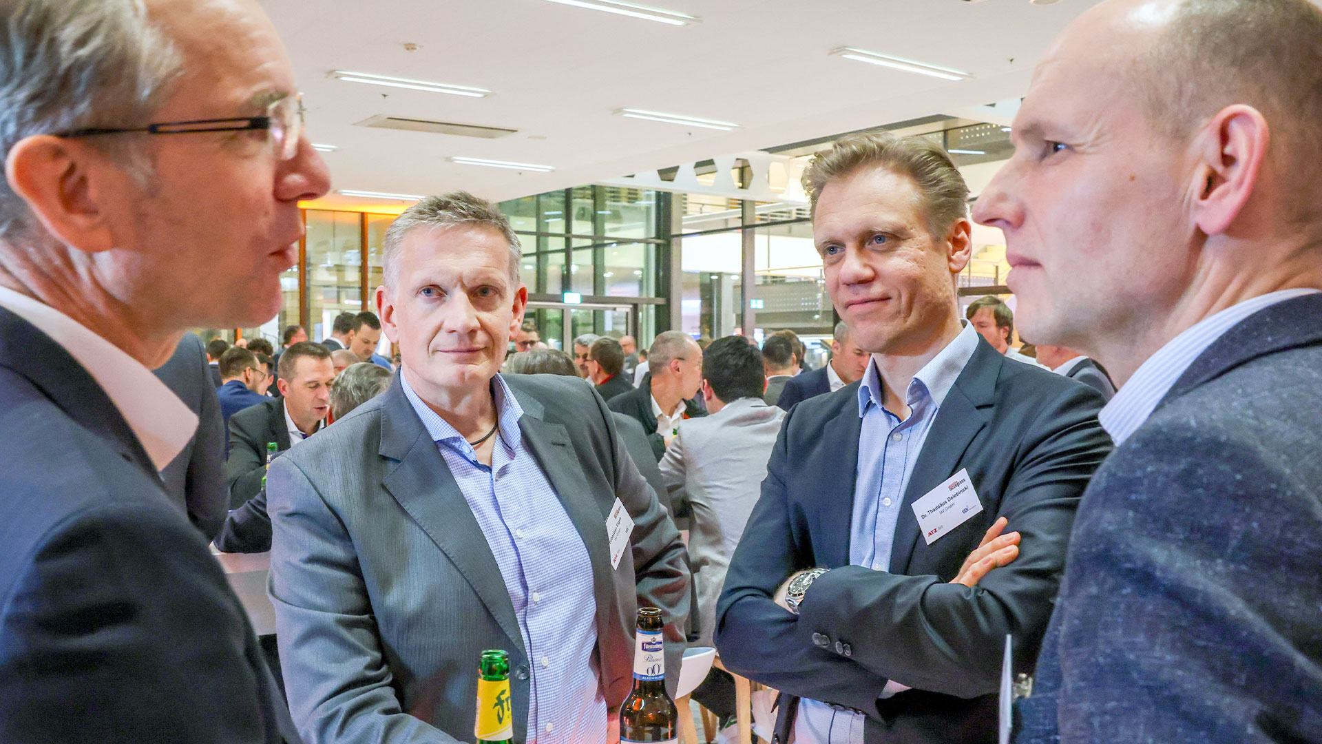 Konferenzteilnehmer unterhalten sich beim Networking-Abendevent.  