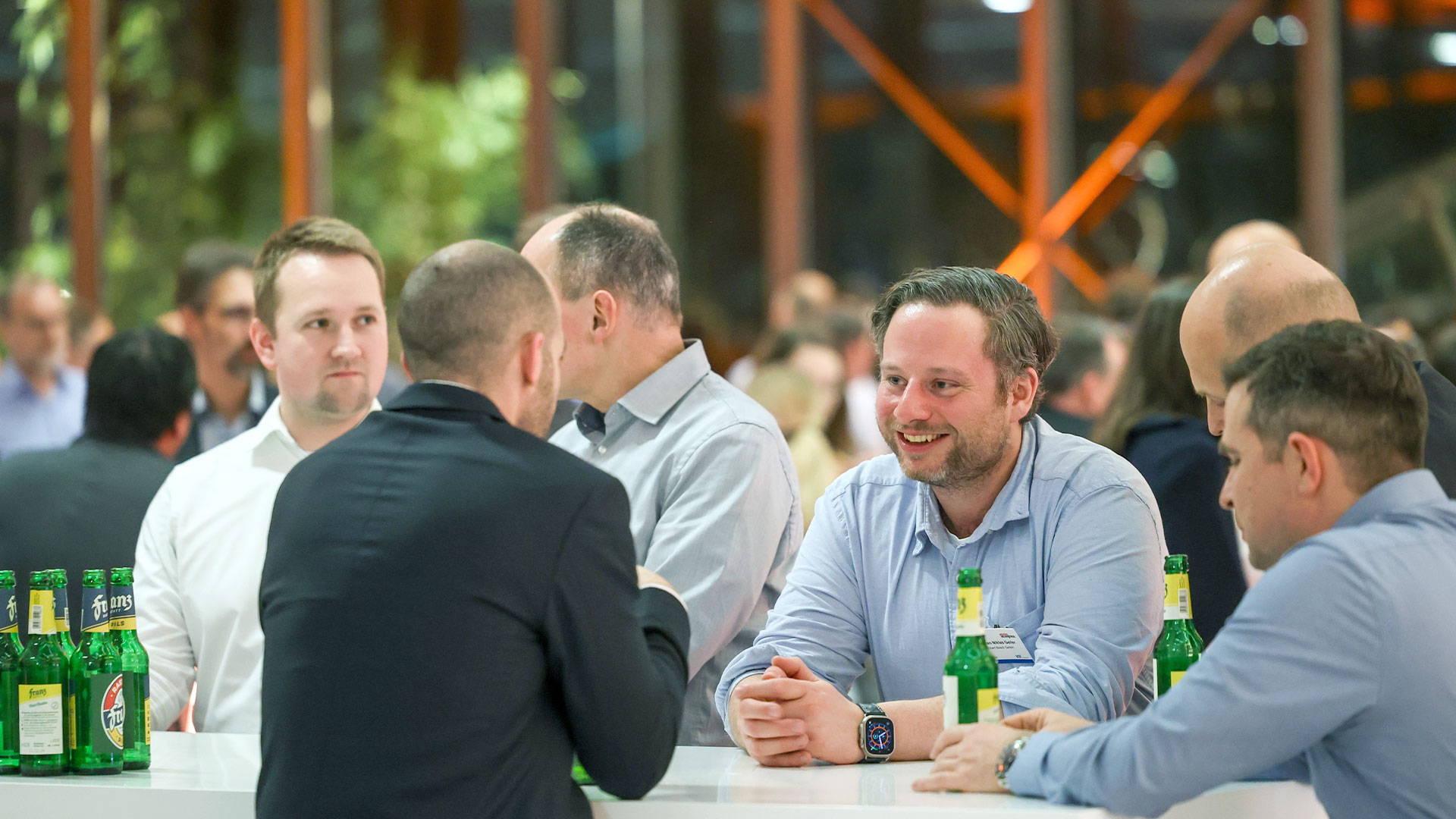Konferenzteilnehmer unterhalten sich beim Networking-Abendevent 