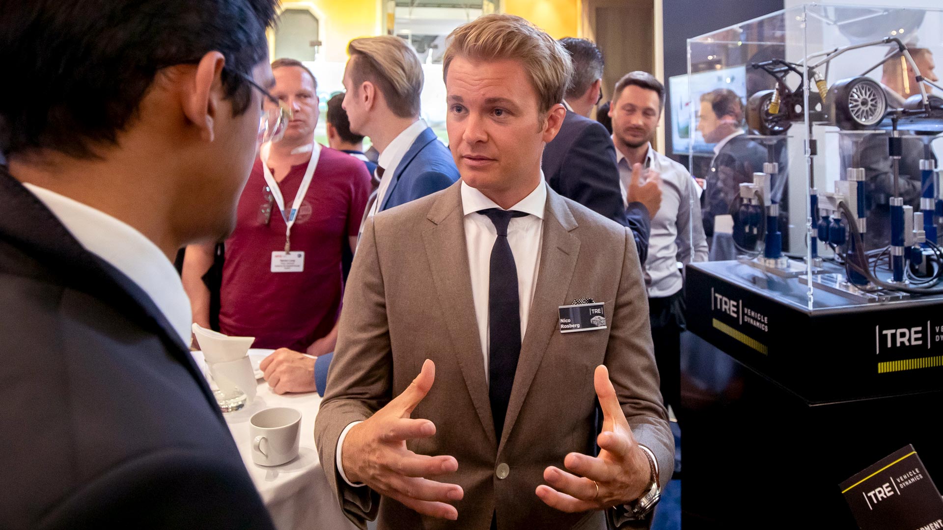 Konferenzteilnehmer im Gespräch mit Rennfahrer Nico Rosberg
